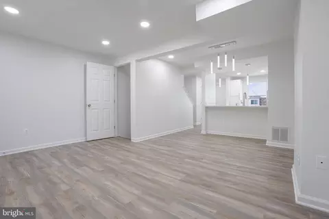 Living - 112 Argus Pl, Sterling, VA 20164 photo 2 of 3