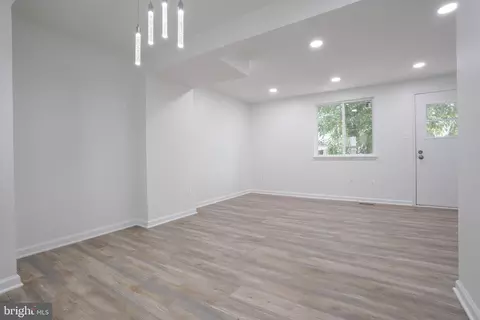 Living - 112 Argus Pl, Sterling, VA 20164 photo 1 of 3