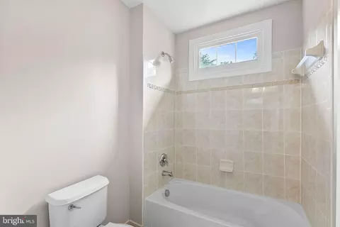 Bath - 42645 Cochrans Lock Dr, Ashburn, VA 20148 photo 4 of 6