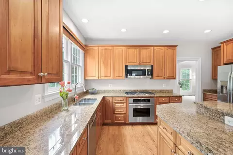 Kitchen - 42645 Cochrans Lock Dr, Ashburn, VA 20148 photo 4 of 8