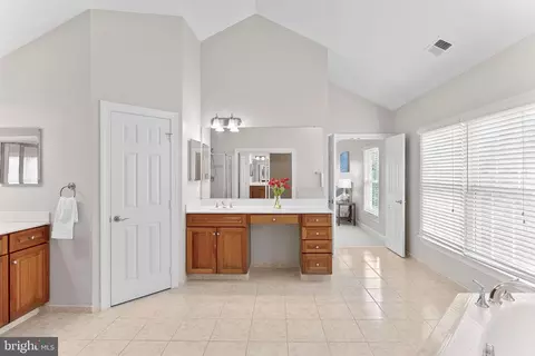 Entry Way - 42645 Cochrans Lock Dr, Ashburn, VA 20148 photo 5 of 7