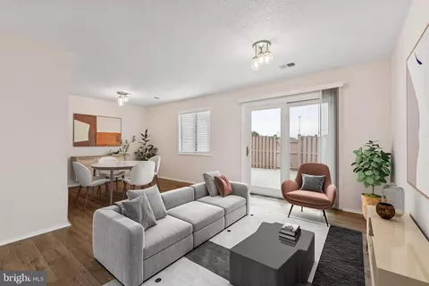 32 Regis Cir, Sterling, VA 20164