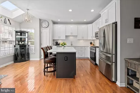 Kitchen - 19595 Aspendale Sq, Ashburn, VA 20147 photo 4 of 7