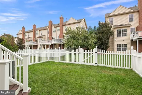 Exterior - 19595 Aspendale Sq, Ashburn, VA 20147 photo 6 of 10