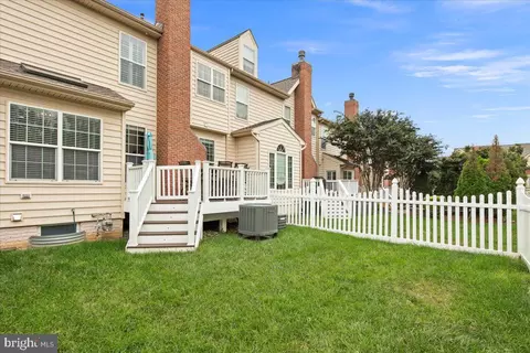 Exterior - 19595 Aspendale Sq, Ashburn, VA 20147 photo 7 of 10