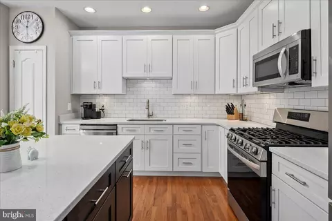 Kitchen - 19595 Aspendale Sq, Ashburn, VA 20147 photo 1 of 7