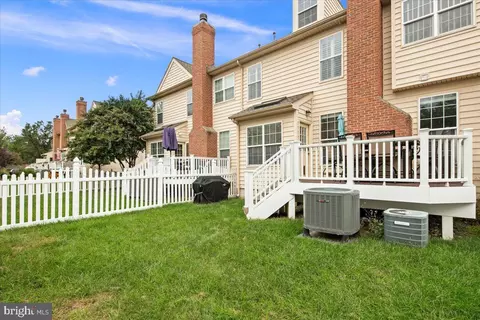Exterior - 19595 Aspendale Sq, Ashburn, VA 20147 photo 8 of 10