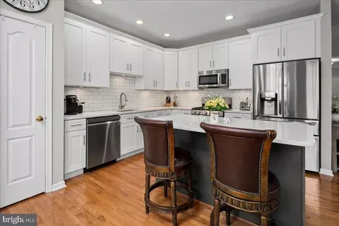 Kitchen - 19595 Aspendale Sq, Ashburn, VA 20147 photo 6 of 7