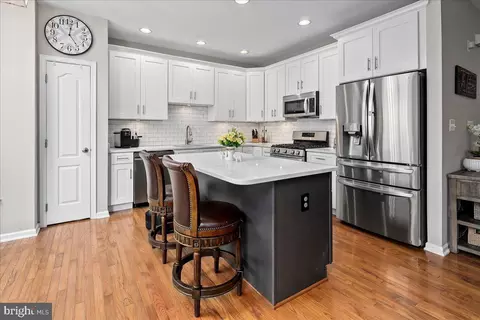 Kitchen - 19595 Aspendale Sq, Ashburn, VA 20147 photo 5 of 7