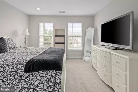 Bedroom - 19595 Aspendale Sq, Ashburn, VA 20147 photo 7 of 9