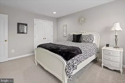 Bedroom - 19595 Aspendale Sq, Ashburn, VA 20147 photo 6 of 9