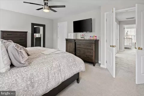 Bedroom - 19595 Aspendale Sq, Ashburn, VA 20147 photo 4 of 9