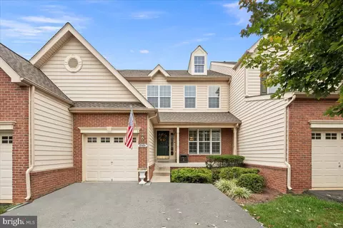 Exterior - 19595 Aspendale Sq, Ashburn, VA 20147 photo 9 of 10