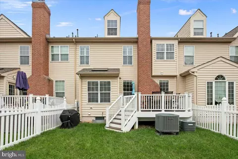 Exterior - 19595 Aspendale Sq, Ashburn, VA 20147 photo 3 of 10