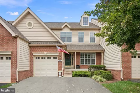 Exterior - 19595 Aspendale Sq, Ashburn, VA 20147 photo 5 of 10