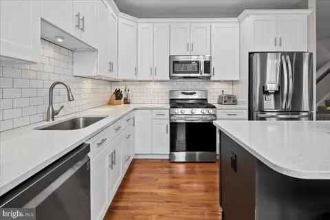 Kitchen - 19595 Aspendale Sq, Ashburn, VA 20147 photo 3 of 7