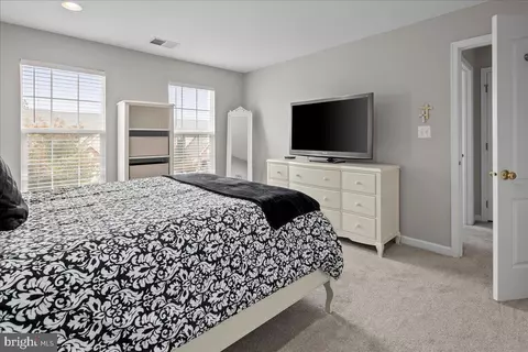 Bedroom - 19595 Aspendale Sq, Ashburn, VA 20147 photo 8 of 9