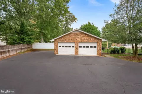 Exterior - 10 Crouch St, Sterling, VA 20165 photo 15 of 16
