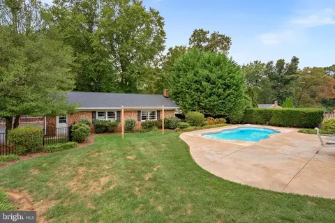 Exterior - 10 Crouch St, Sterling, VA 20165 photo 11 of 16