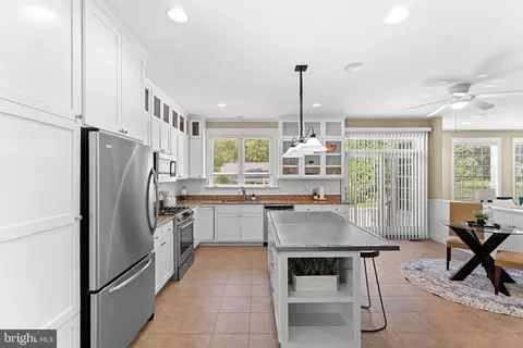 Kitchen - 10 Crouch St, Sterling, VA 20165 photo 3 of 7