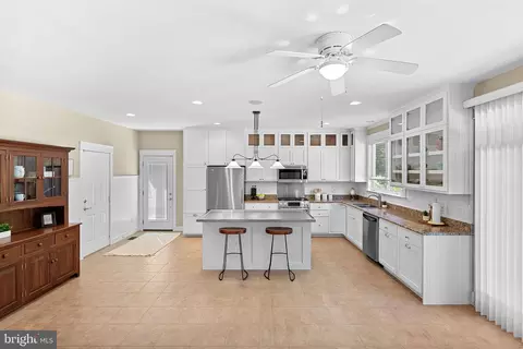 Kitchen - 10 Crouch St, Sterling, VA 20165 photo 7 of 7
