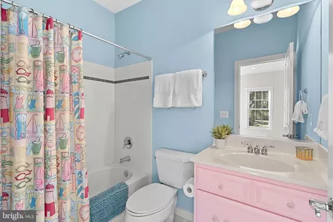 Bath - 10 Crouch St, Sterling, VA 20165 photo 7 of 8