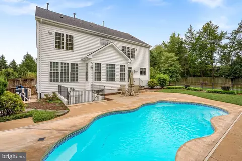 Exterior - 10 Crouch St, Sterling, VA 20165 photo 9 of 16
