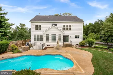 Exterior - 10 Crouch St, Sterling, VA 20165 photo 1 of 16