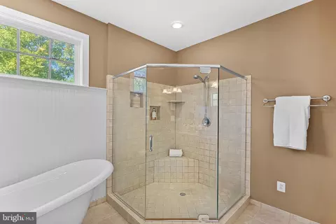 Bath - 10 Crouch St, Sterling, VA 20165 photo 4 of 8