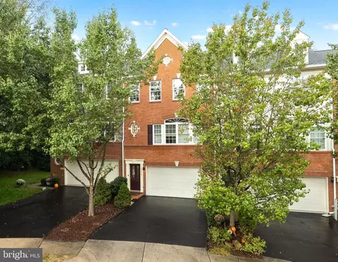 20368 Center Brook Sq, Sterling, VA 20165