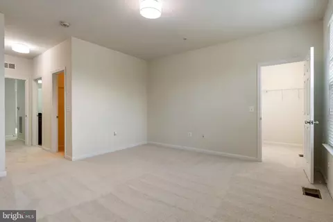 Bedroom - 43841 Centergate Dr, Ashburn, VA 20148 photo 6 of 10