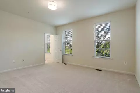 Bedroom - 43841 Centergate Dr, Ashburn, VA 20148 photo 5 of 10