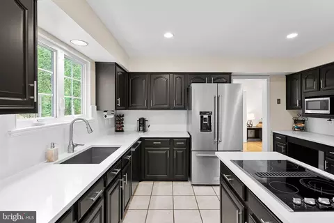 18 Christopher Ln, Sterling, VA 20165 photo 18