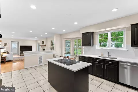 18 Christopher Ln, Sterling, VA 20165 photo 17