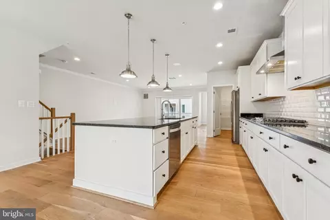 Kitchen - 43186 Mongold Sq, Ashburn, VA 20148 photo 2 of 2