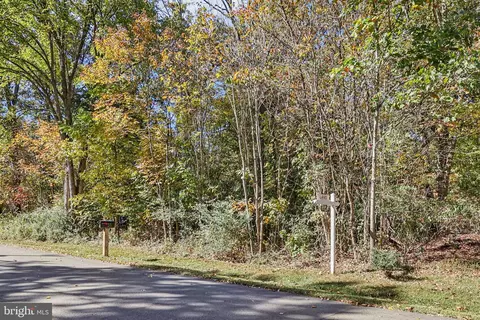 32 Cedar Dr, Sterling, VA 20164