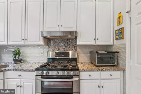 Kitchen - 20679 Riptide Sq, Sterling, VA 20165 photo 3 of 5