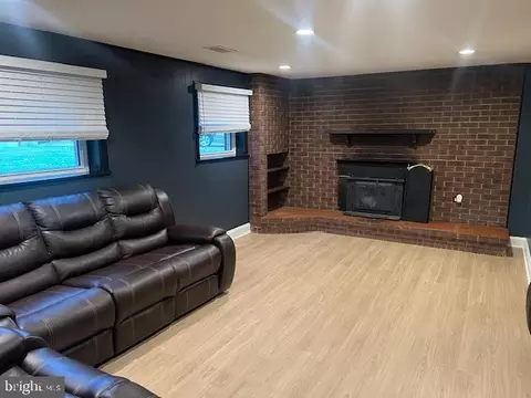 Living - 304 E Gordon St E, Sterling, VA 20164 photo 1 of 2