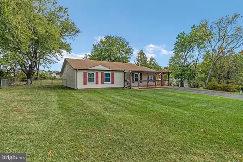 202 N Fir Ct, Sterling, VA 20164
