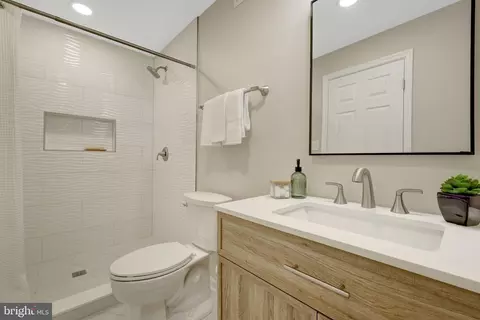 Bath - 47425 River Crest St, Sterling, VA 20165 photo 7 of 7