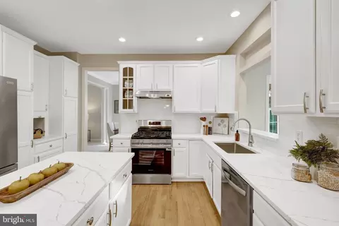 Kitchen - 47425 River Crest St, Sterling, VA 20165 photo 5 of 6