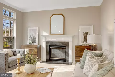 Living - 47425 River Crest St, Sterling, VA 20165 photo 4 of 5