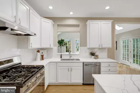 Kitchen - 47425 River Crest St, Sterling, VA 20165 photo 4 of 6