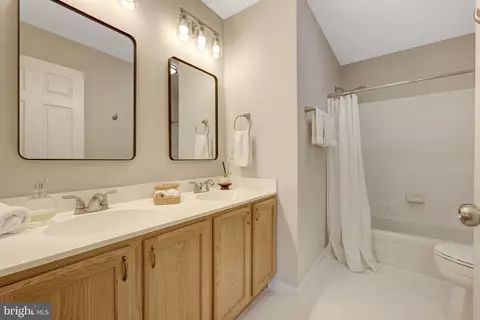 Bath - 47425 River Crest St, Sterling, VA 20165 photo 6 of 7