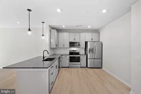 750 Mount Airy Ter NE #304, Leesburg, VA 20176