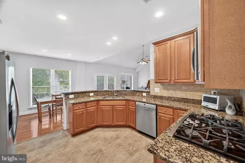 Kitchen - 20698 Crescent Pointe Pl, Ashburn, VA 20147 photo 4 of 5