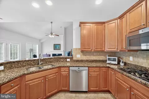 Kitchen - 20698 Crescent Pointe Pl, Ashburn, VA 20147 photo 3 of 5