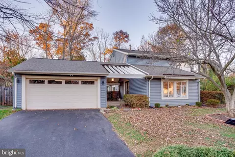 126 Hillsdale Dr, Sterling, VA 20164