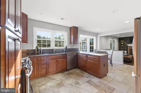 Kitchen - 44202 Bristow Cir, Ashburn, VA 20147 photo 2 of 4