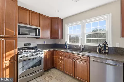 Kitchen - 44202 Bristow Cir, Ashburn, VA 20147 photo 4 of 4